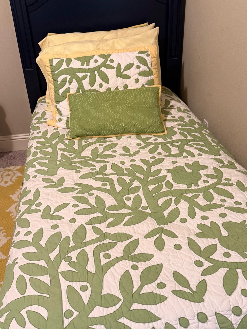 Pottery Barn Kids Twin Green and White Leaf Applique Quilt 2008- rare